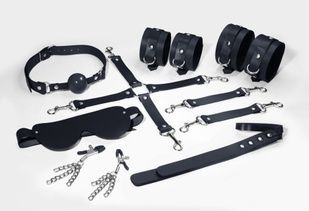 Набір Feral Feelings BDSM Kit 7 Black, наручники, поножі, конектор, маска, паддл, кляп, затискачі SO8276 фото